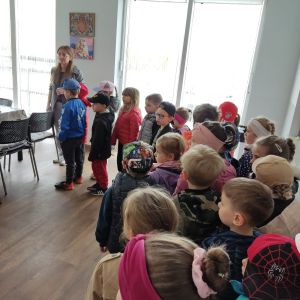 Zdjęcie przedstawia dzieci z grupy Jeżyki podczas wizyty u Seniorów.
