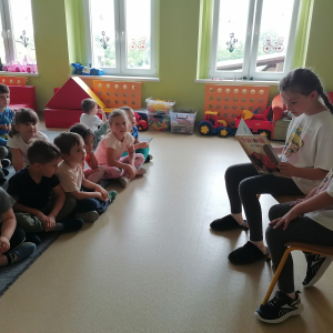 Zdjęcie przedstawia dzieci z grupy Motylki.