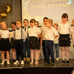 Zdjęcie przedstawia dzieci z grup Pszczółki i Jeżyki.