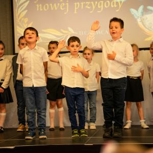 Zdjęcie przedstawia dzieci z grup Pszczółki i Jeżyki.