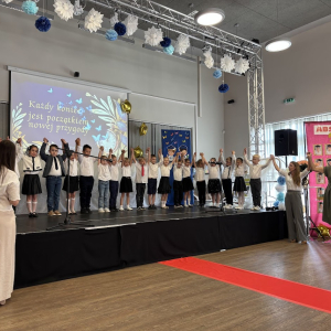Zdjęcie przedstawia dzieci z grup Pszczółki i Jeżyki.