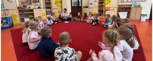 Mama Mateusza czyta Żabkom