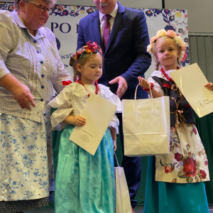 Zdjęcie przedstawia Agatkę odbierającą nagrodę.