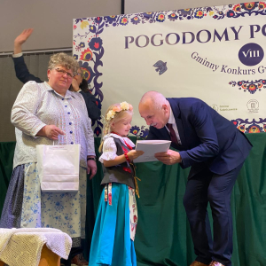 Zdjęcie przedstawia Lenkę N. odbierającą nagrodę.