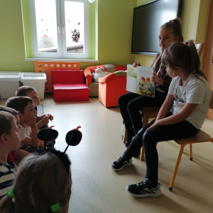 Zdjęcie przedstawia dzieci z grupy Motylki podczas spotkania z siostrą Milenki.