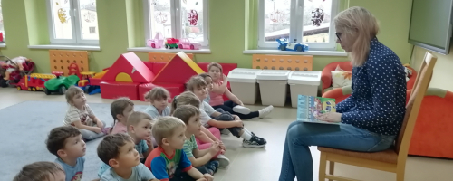 Siostra Milenki czyta Motylkom