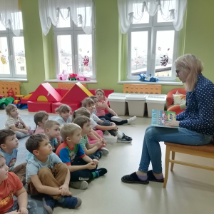 Zdjęcie przedstawia dzieci z grupy Motylki podczas spotkania z siostrą Milenki.