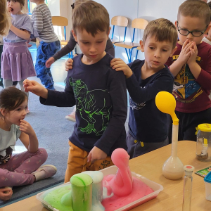 Zdjęcie przedstawia dzieci z Miejskiego Przedszkola w Sośnicowicach podczas spotkania z Panią Ewą.