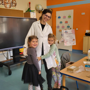 Zdjęcie przedstawia dzieci z Miejskiego Przedszkola w Sośnicowicach podczas spotkania z Panią Ewą.