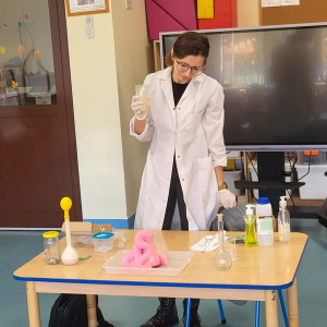 Zdjęcie przedstawia dzieci z Miejskiego Przedszkola w Sośnicowicach podczas spotkania z Panią Ewą.