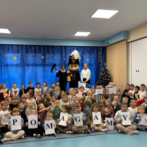 Zdjęcie przedstawia dzieci z Miejskiego Przedszkola w Sośnicowicach podczas spotkania z Fedrusiem.