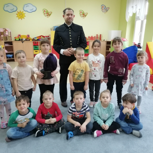Zdjęcie przedstawia dzieci z grupy Motylki podczas spotkania z górnikiem.