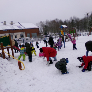 Zdjęcie przedstawia dzieci z Miejskiego Przedszkola w Sośnicowicach.