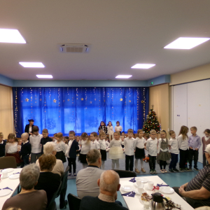 Zdjęcie przedstawia dzieci z Miejskiego Przedszkola w Sośnicowicach podczas spotkania z Seniorami. 