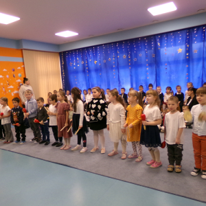 Zdjęcie przedstawia dzieci z Miejskiego Przedszkola w Sośnicowicach podczas spotkania z Seniorami. 