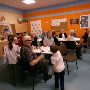 Zdjęcie przedstawia dzieci z Miejskiego Przedszkola w Sośnicowicach podczas spotkania z Seniorami. 