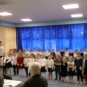 Zdjęcie przedstawia dzieci z Miejskiego Przedszkola w Sośnicowicach podczas spotkania z Seniorami. 