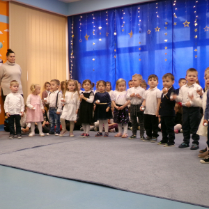 Zdjęcie przedstawia dzieci z Miejskiego Przedszkola w Sośnicowicach podczas spotkania z Seniorami. 