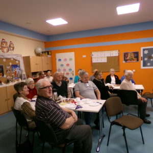 Zdjęcie przedstawia dzieci z Miejskiego Przedszkola w Sośnicowicach podczas spotkania z Seniorami. 