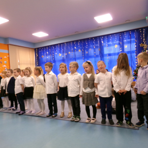 Zdjęcie przedstawia dzieci z Miejskiego Przedszkola w Sośnicowicach podczas spotkania z Seniorami. 