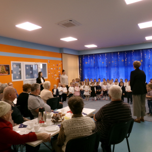 Zdjęcie przedstawia dzieci z Miejskiego Przedszkola w Sośnicowicach podczas spotkania z Seniorami. 