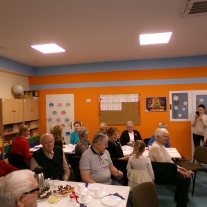 Zdjęcie przedstawia dzieci z Miejskiego Przedszkola w Sośnicowicach podczas spotkania z Seniorami. 