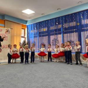 Zdjęcie przedstawia dzieci z grupy Biedronki.