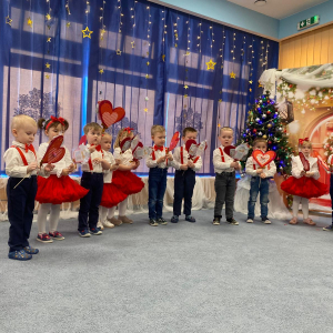 Zdjęcie przedstawia dzieci z grupy Biedronki.