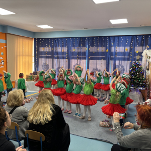 Zdjęcie przedstawia dzieci z grupy Żabki.