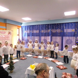 Zdjęcie przedstawia dzieci z grupy Pszczółki.