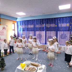 Zdjęcie przedstawia dzieci z grupy Pszczółki.