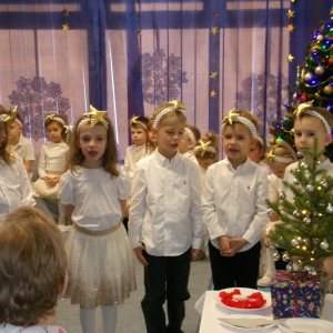 Zdjęcie przedstawia dzieci z grupy Jeżyki.