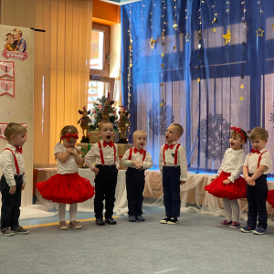 Zdjęcie przedstawia dzieci z grupy Biedronki.