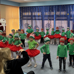 Zdjęcie przedstawia dzieci z grupy Żabki.