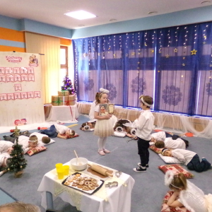 Zdjęcie przedstawia dzieci z grupy Pszczółki.