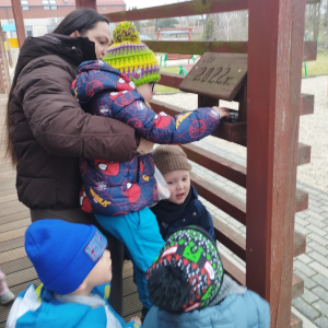 Zdjęcie przedstawia dzieci z grupy Biedronki.