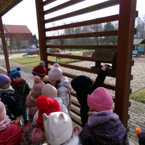 Zdjęcie przedstawia dzieci z grupy Żabki.