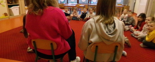 Uczniowie czytają przedszkolakom