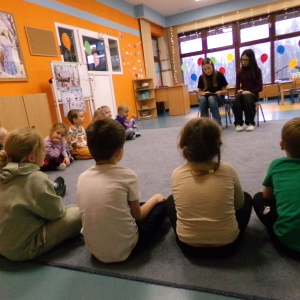 Zdjęcie przedstawia dzieci z grupy Jeżyki. 