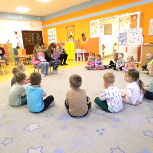 Zdjęcie przedstawia dzieci z grupy Żabki.