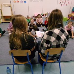 Zdjęcie przedstawia dzieci z grupy Pszczółki.