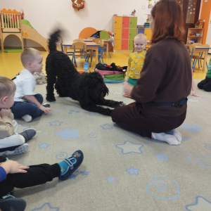 Zdjęcie przedstawia dzieci z grupy Biedronki.