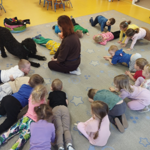 Zdjęcie przedstawia dzieci z grupy Biedronki.