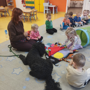 Zdjęcie przedstawia dzieci z grupy Biedronki.