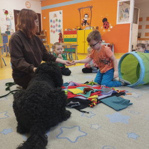 Zdjęcie przedstawia dzieci z grupy Biedronki.