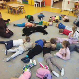 Zdjęcie przedstawia dzieci z grupy Biedronki.