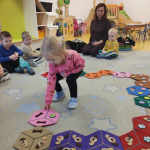 Zdjęcie przedstawia dzieci z grupy Biedronki.