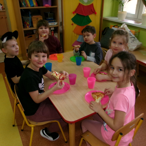 Zdjęcie przedstawia dzieci z grupy Motylki.