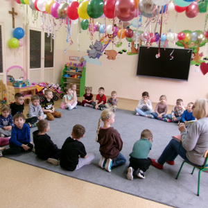 Zdjęcie przedstawia dzieci z grupy Sówki.