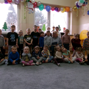 Zdjęcie przedstawia dzieci z grupy Sówki.